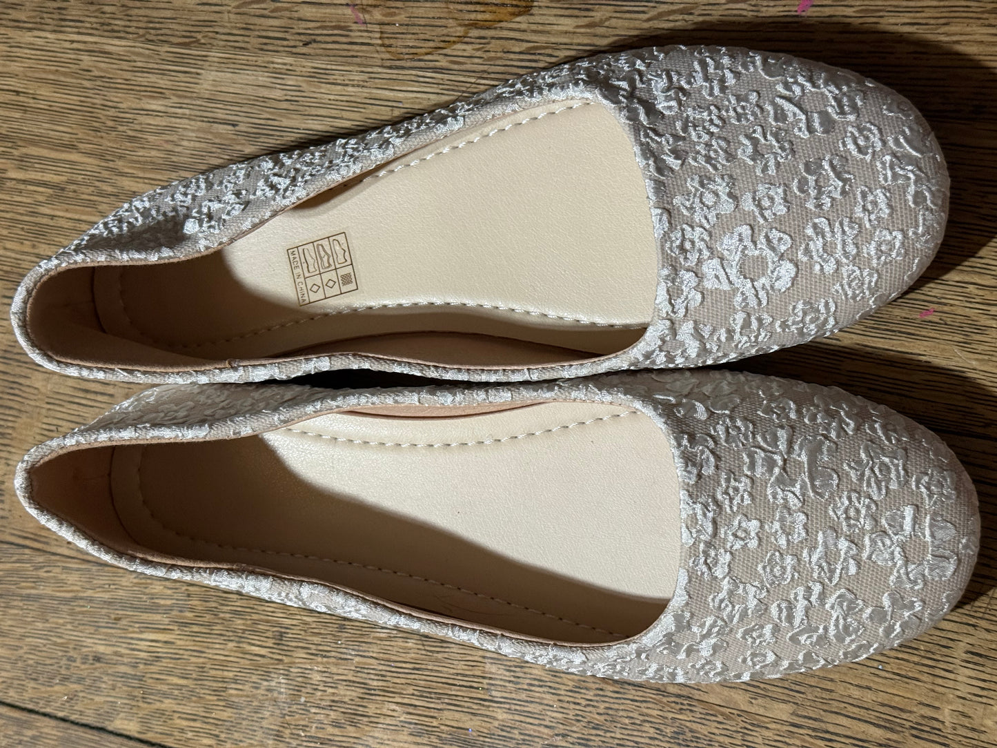 Cute flats size 9 US brand new